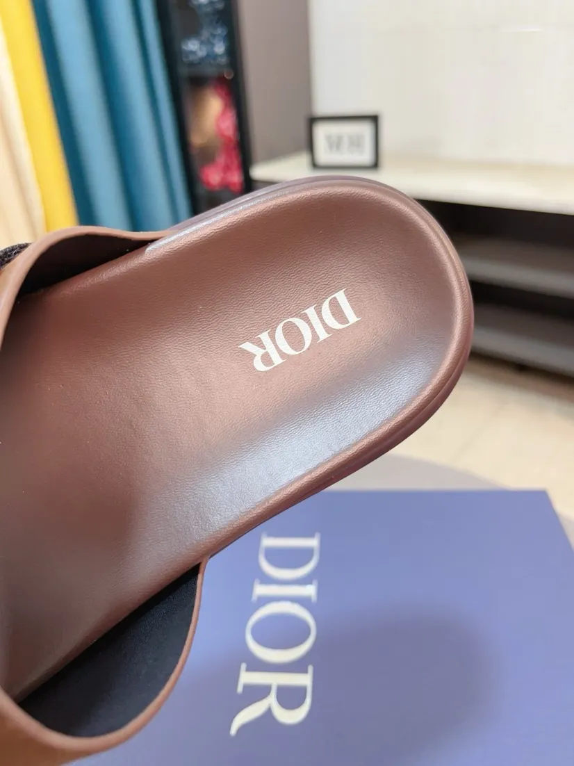 Men's Men's Shoes 💰320🌸🌸Dior Aqua Men's Sandals Slippers. Showcasing Dior haute couture design. The Dior gray suede strap is accented with an aluminum Dior buckle for added style. Paired with a comfortable tonal notch sole, they pair easily with shorts or jeans for a sophisticated look. Main body: suede cow leather, technical fabric lining: cow leather, with adjustable straps, aluminum Dior buckle, Dior gray EVA insole, tonal notch rubber outsole splicing structure👌👌size: 38-44 (45.46 customized)